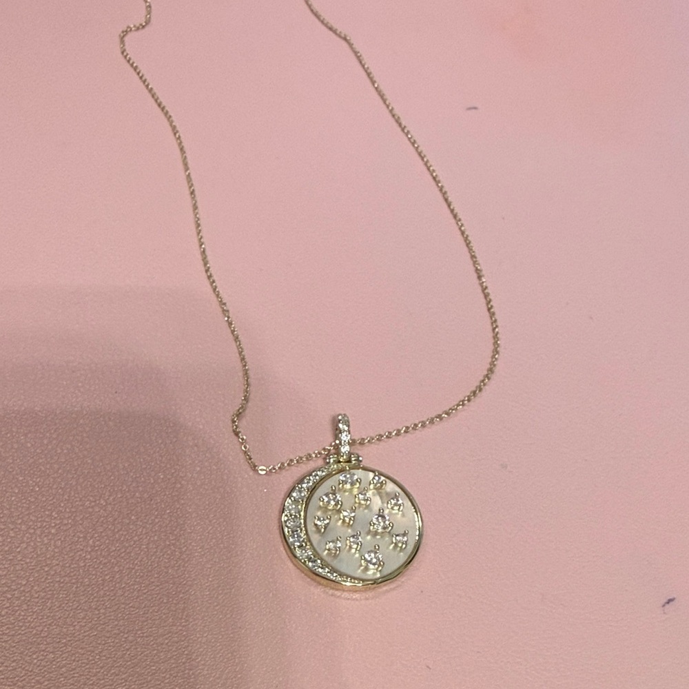 Elegant Gold Pendant Necklace